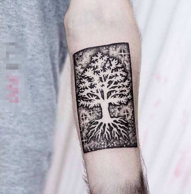 男生手臂上黑色几何线条植物生命树纹身图片