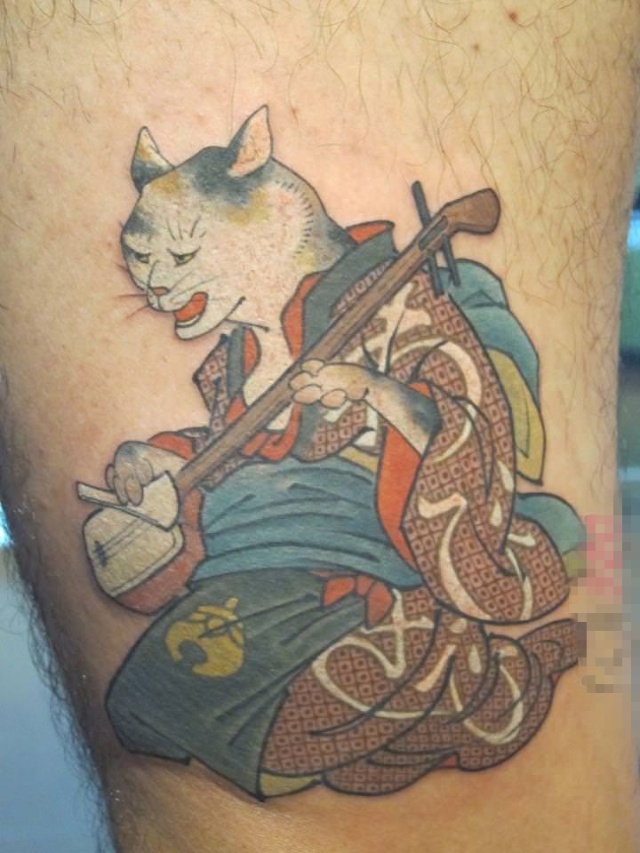 男生小腿上彩绘抽象线条小动物猫咪纹身图片