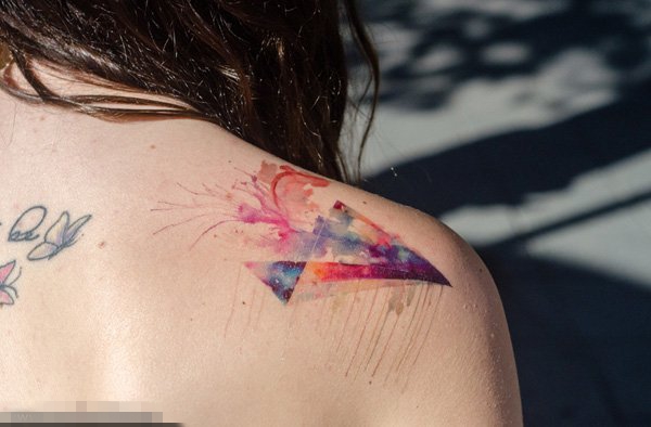 女生肩部彩绘泼墨几何渐变纹身图片