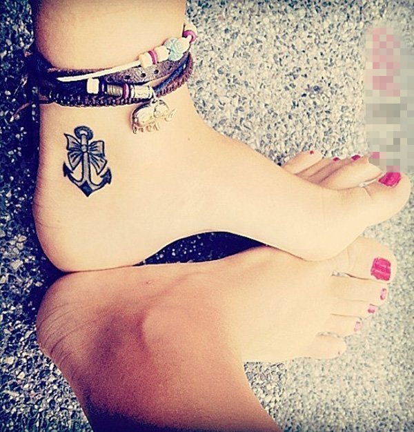 女生脚部黑色素描创意蝴蝶结船锚纹身图片