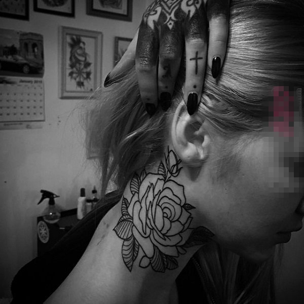 女生颈后黑色植物素材简单线条花朵纹身图片