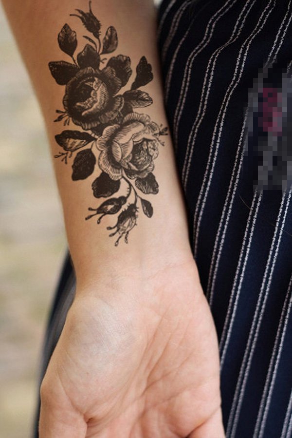 女生手臂上黑灰素描创意唯美花朵纹身图片