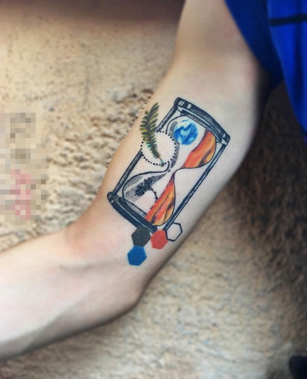 男生手臂上彩绘几何线条沙漏纹身图片