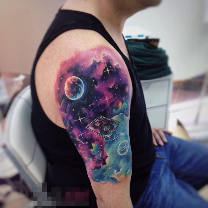 男生手臂上彩绘渐变星空元素几何星球宇宙纹身图片