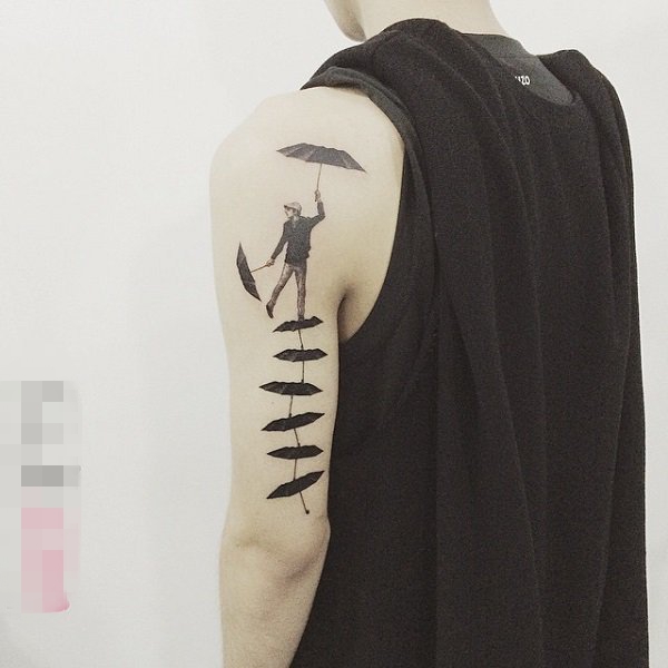男生手臂上黑色点刺线条人物肖像纹身图片
