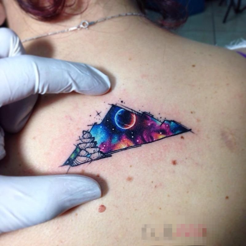 女生背部彩绘水彩创意星球元素几何三角形纹身图片