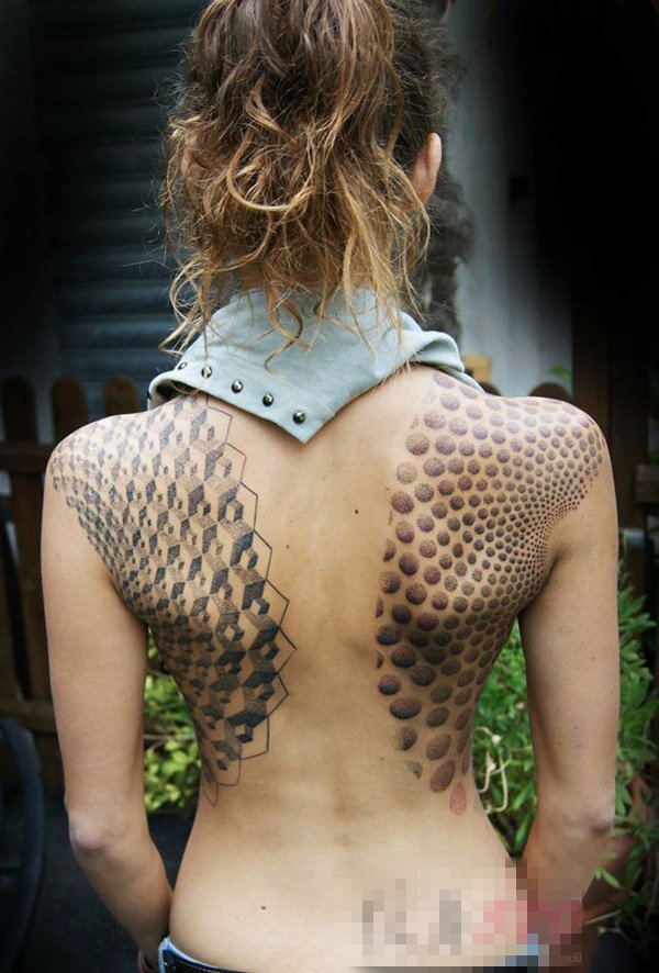 女生背部黑色素描点刺技巧创意花纹对称纹身图片