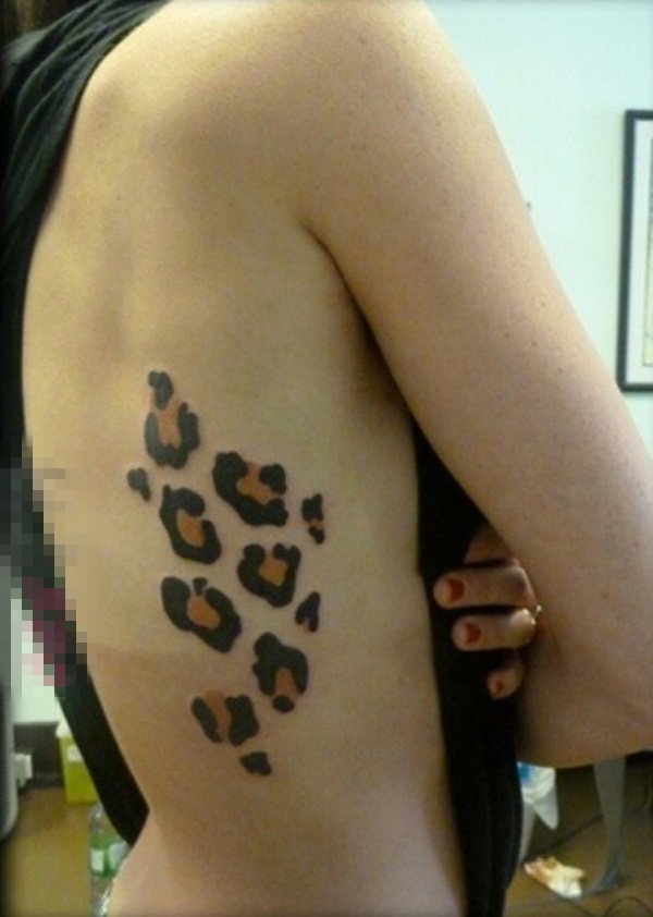 女生侧腰上彩绘几何抽象线条豹纹纹身图片