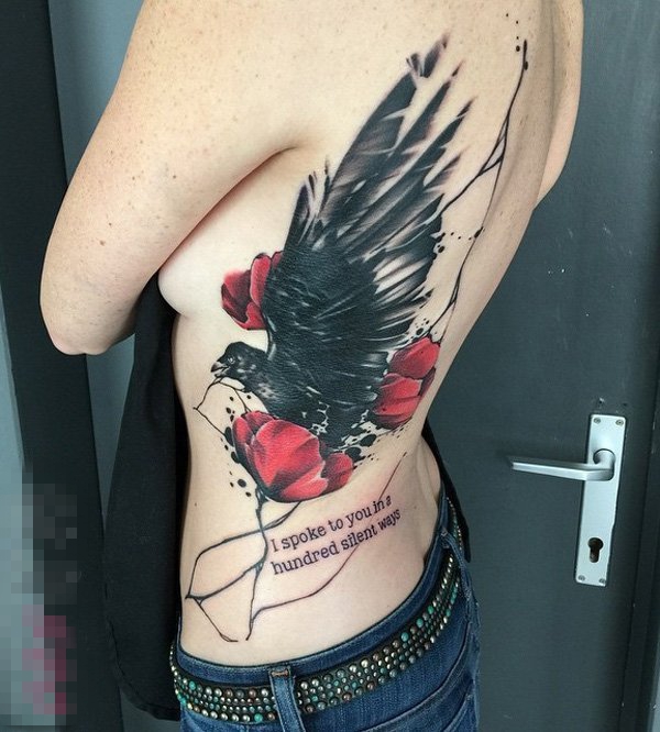 女生侧腰上彩绘文艺花朵和小动物鸟纹身图片