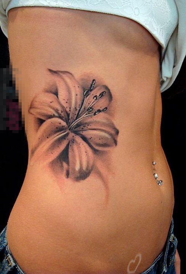 女生侧腰上黑灰点刺植物素材百合纹身图片