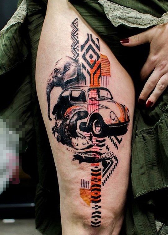 女生大腿上彩绘几何线条大象和汽车纹身图片