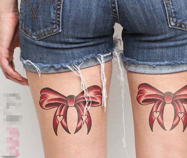 女生大腿上彩绘渐变抽象线条蝴蝶结纹身图片