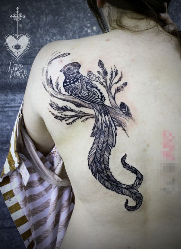 女生后背上黑灰点刺树枝和小动物鸟纹身图片