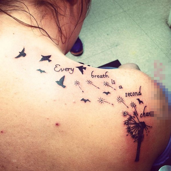 女生肩部黑色小鸟轮廓和植物蒲公英纹身图片