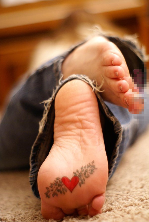女生脚底黑色素描创意心形纹身图片