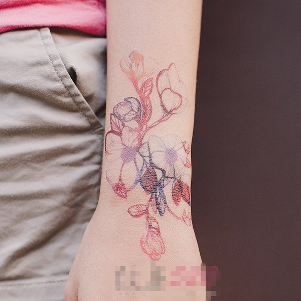 女生手臂上彩绘水彩创意唯美花朵纹身图片