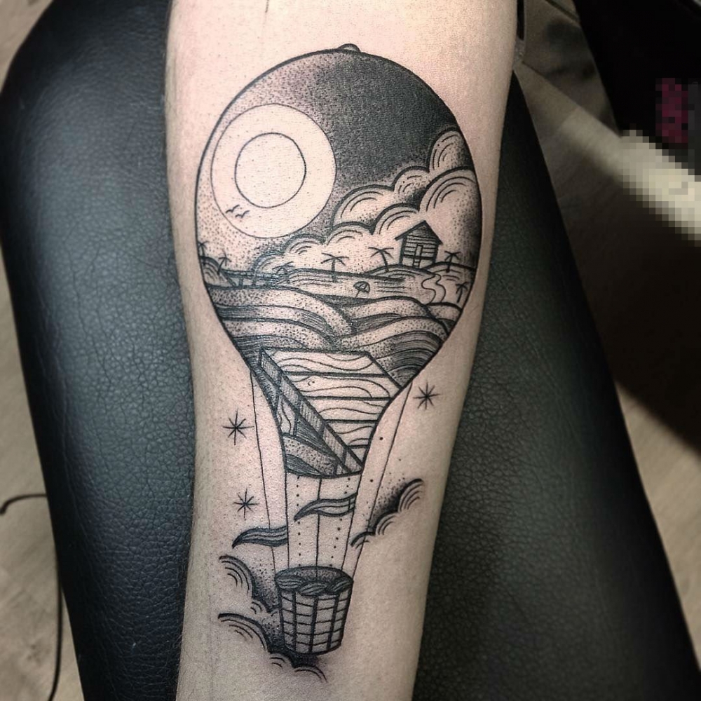 女生手臂上黑灰素描创意风景热气球纹身图片