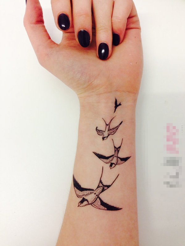 女生手臂上黑色抽象线条小动物燕子纹身图片
