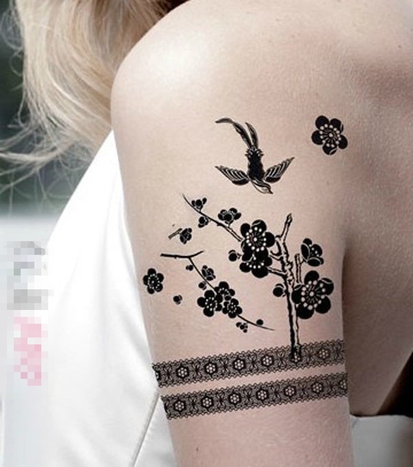 女生手臂上黑色几何线条植物文艺花朵和小鸟纹身图片