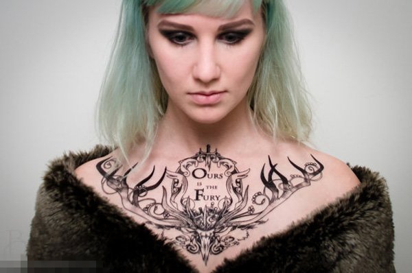 女生锁骨下黑色素描创意鹿头项链纹身图片