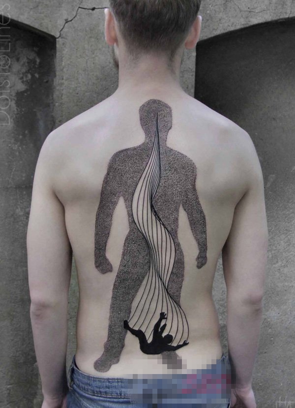 男生后背上黑色点刺抽象线条人物轮廓纹身图片