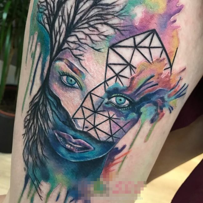 男生手臂上彩绘水彩泼墨女生人像几何元素抽象纹身图片