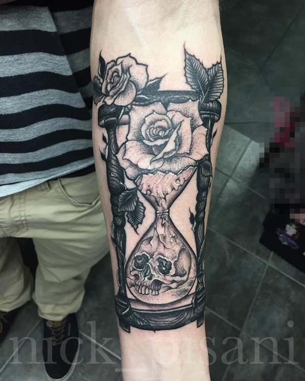 男生手臂上黑灰点刺植物花朵和沙漏纹身图片