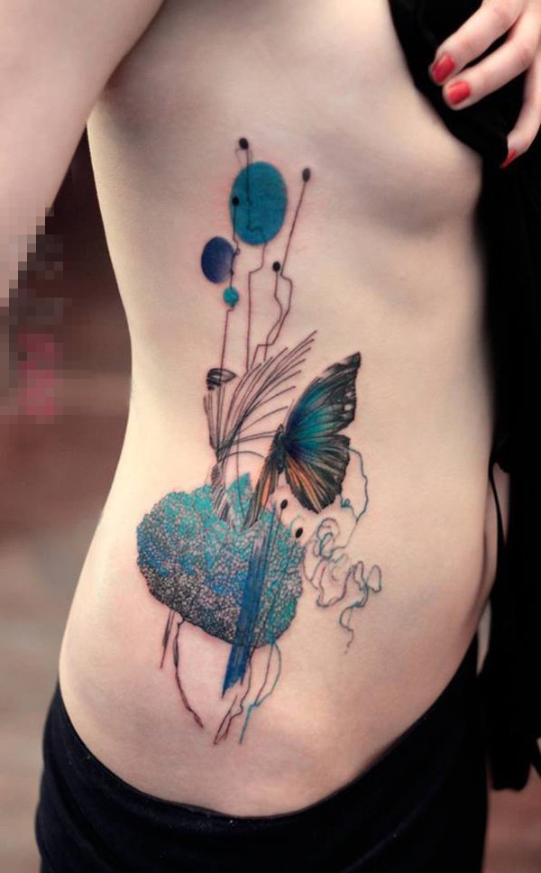 女生侧腰上彩绘创意几何线条花朵和蝴蝶纹身图片