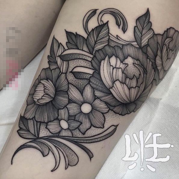 女生大腿上黑色点刺简单线条植物花朵纹身图片