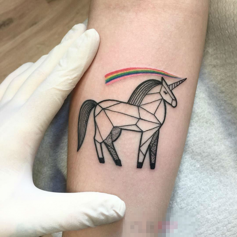 女生手臂上彩绘彩虹和几何线条独角兽纹身图片
