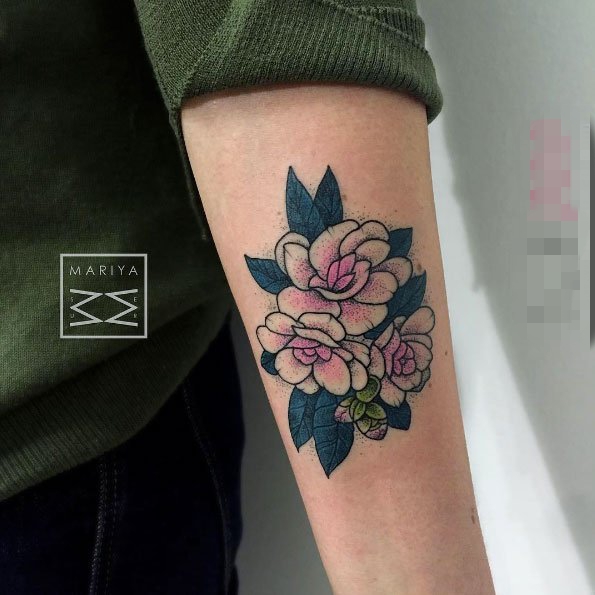 女生手臂上彩绘技巧植物花朵纹身图片