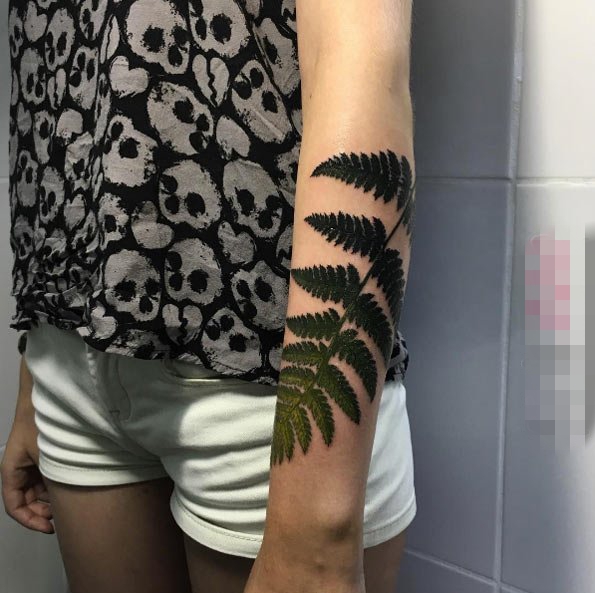 女生手臂上彩绘渐变植物素材叶子纹身图片