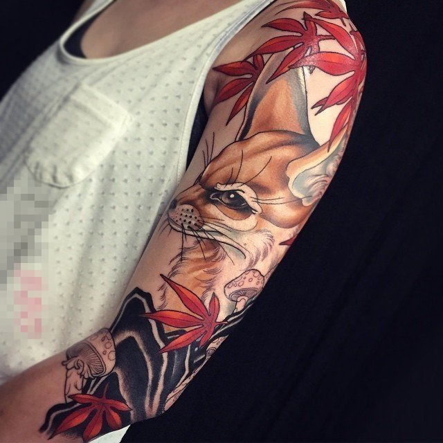 女生手臂上彩绘水彩可爱狐狸和唯美枫叶纹身图片
