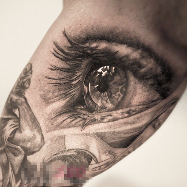 女生手臂上黑灰素描创意唯美精致眼睛纹身图片