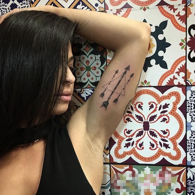 女生手臂上黑色线条几何元素箭纹身图片