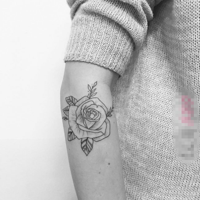女生手臂上黑色线条素描创意唯美玫瑰纹身图片