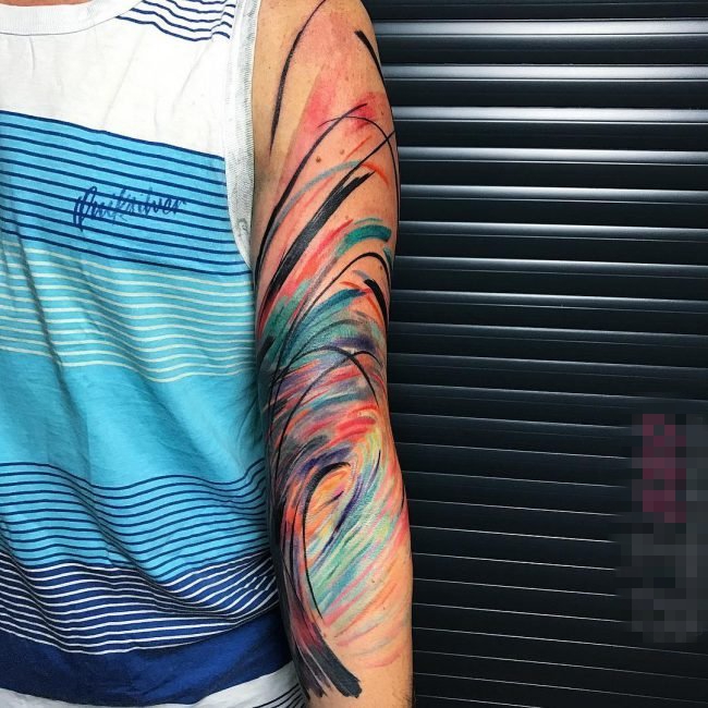 男生手臂上彩绘水彩抽象线条创意纹身图片