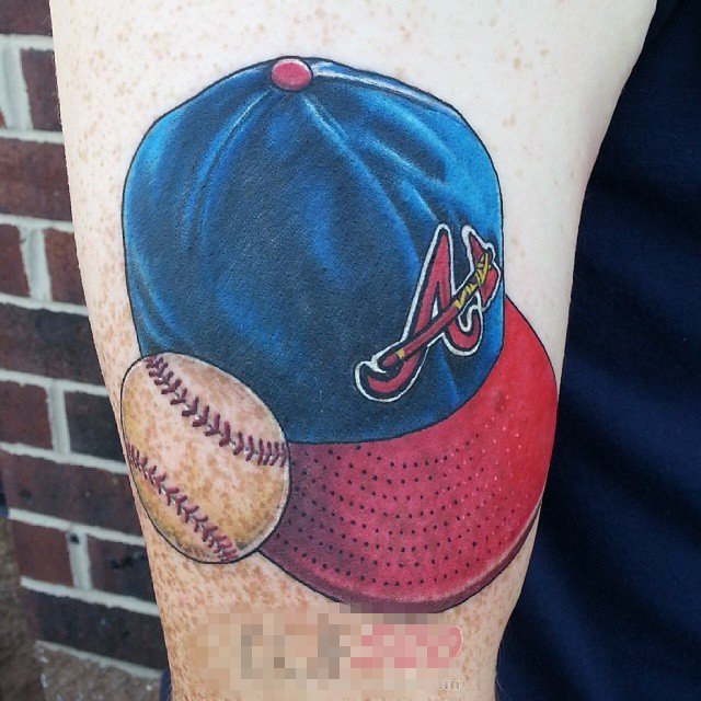 男生手臂上彩绘水彩创意棒球元素帽子纹身图片
