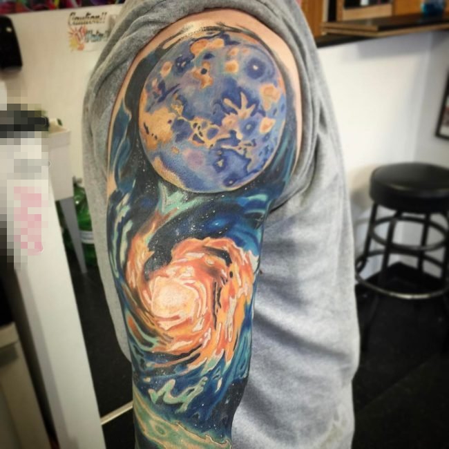 男生手臂上彩绘水彩泼墨创意星球纹身图片