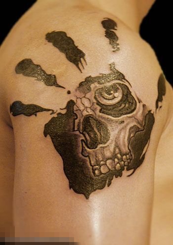 男生手臂上黑灰素描创意手掌骷髅纹身图片