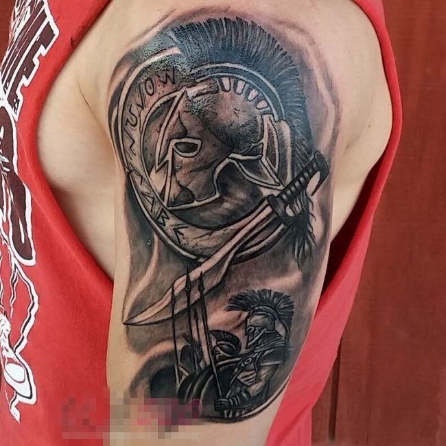 男生手臂上黑灰素描点刺技巧创意斯巴达纹身图片