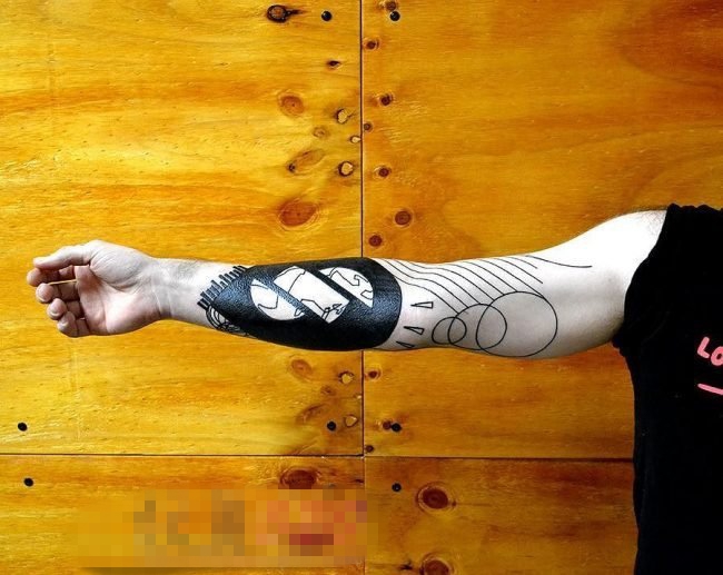 男生手臂上黑色几何元素简单线条纹身图片
