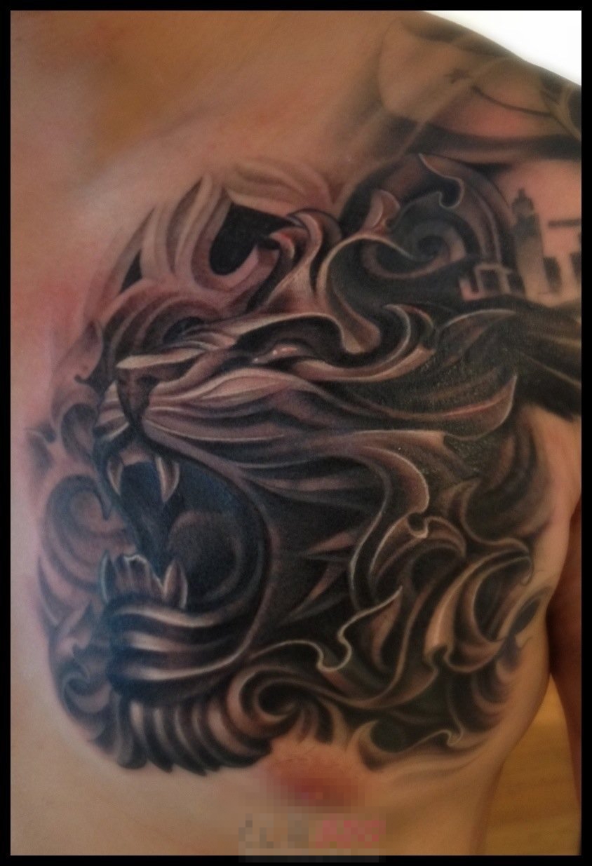 男生胸口上黑灰素描点刺技巧霸气狮子头纹身图片