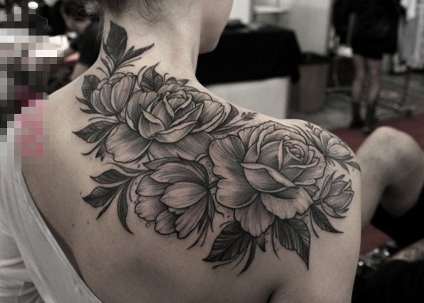 女生肩膀上黑灰素描创意唯美玫瑰纹身图片