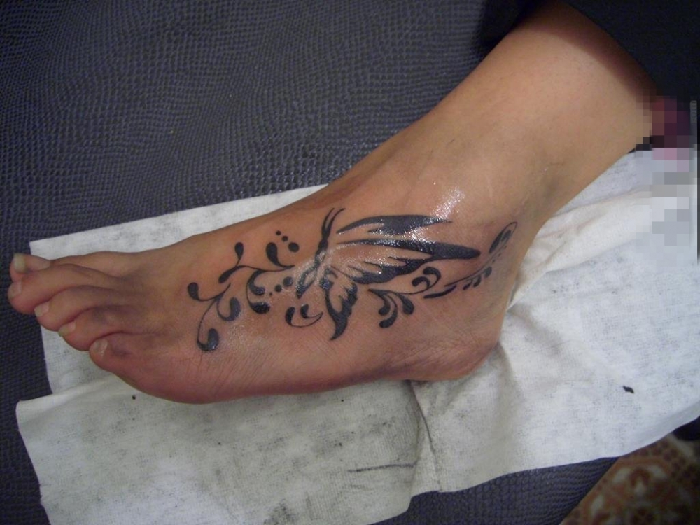 女生脚背上黑色线条创意唯美蝴蝶纹身图片