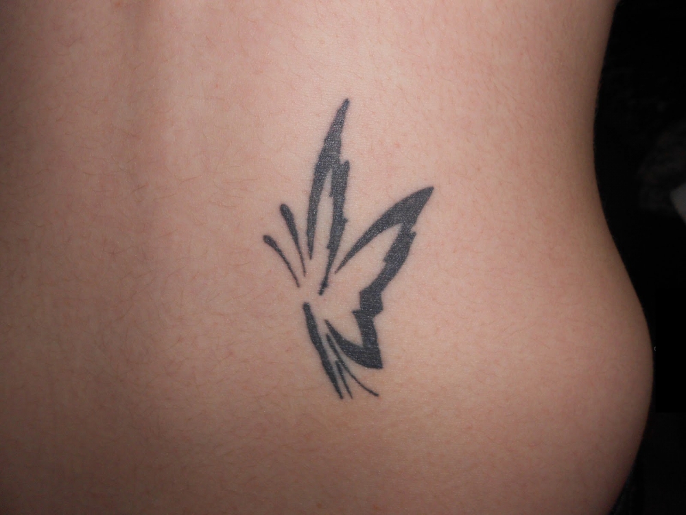 女生腰上黑色线条创意唯美蝴蝶纹身图片