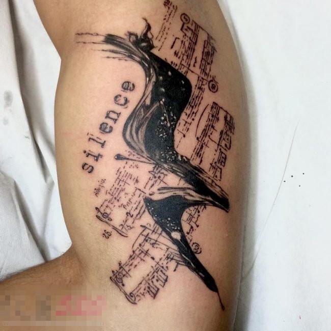 男生手臂上黑户素描创意文艺音符纹身图片