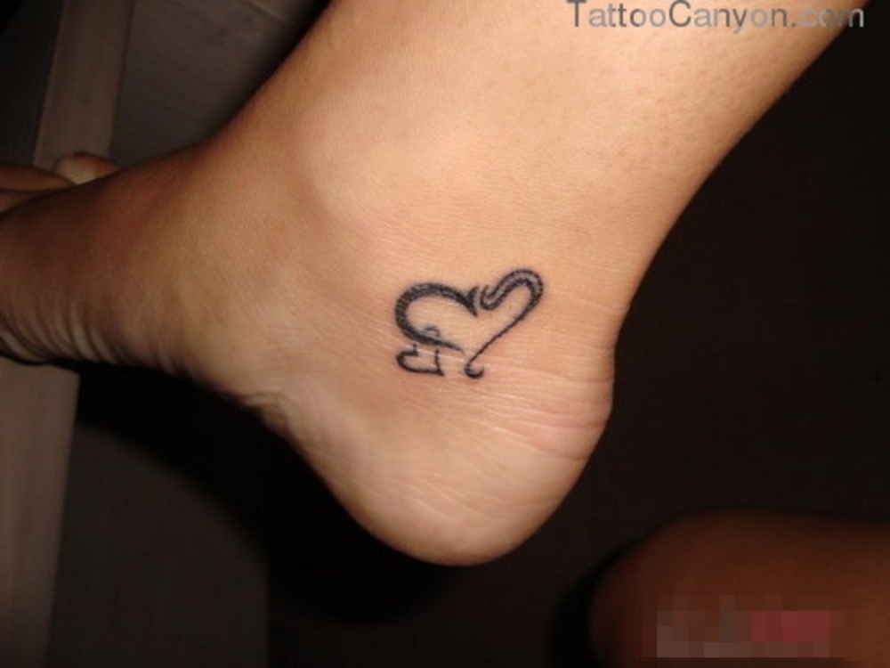 女生脚踝上黑色线条创意文艺心形纹身图片
