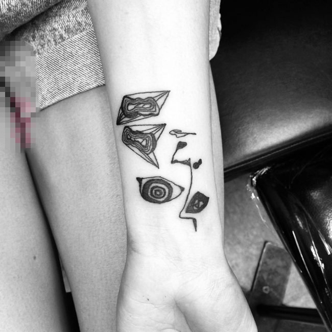 女生手臂上黑灰素描创意抽象小图案纹身图片