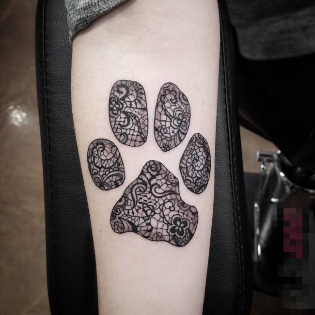 女生手臂上黑色线条素描蕾丝元素可爱狗爪纹身图片
